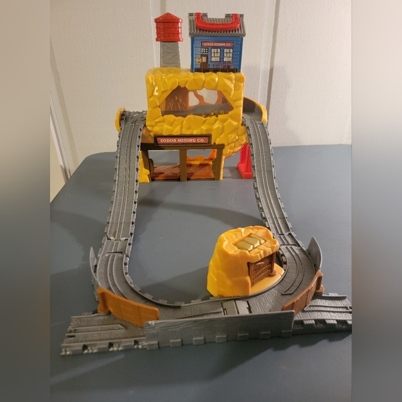 Thomas & Friends Sodor Mining Co Rumbling Gold Mine Track Playset Take-n-Play - Picture 1 of 4
